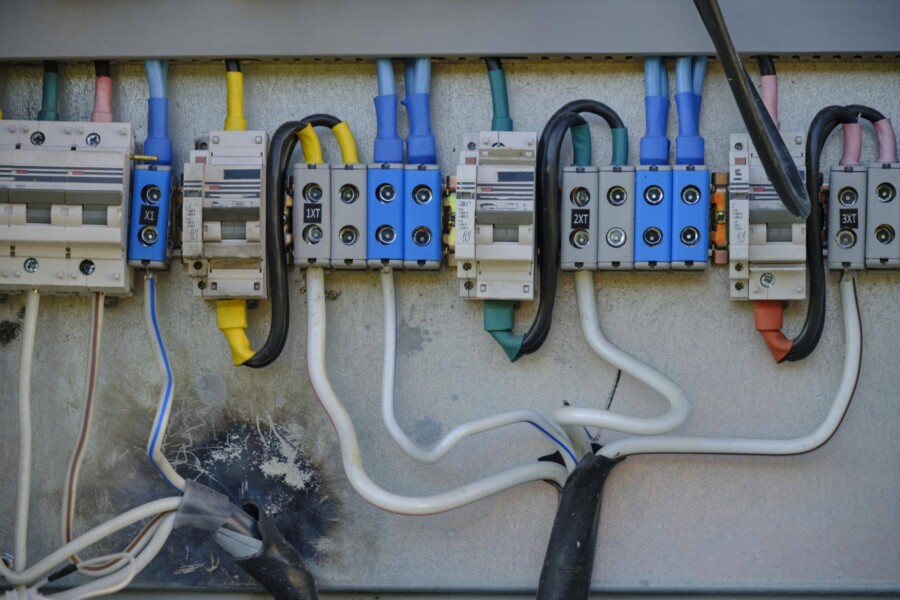 Jak zamontować rozdzielnicę elektryczną w nowym domu?