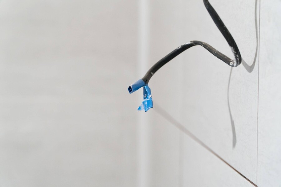 Przewód niebieski to plus czy minus w domowej instalacji elektrycznej?