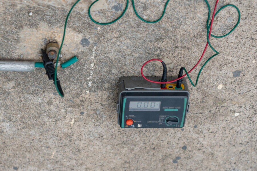 Jak przebiegają pomiary elektryczne w Kazimierzy Wielkiej?