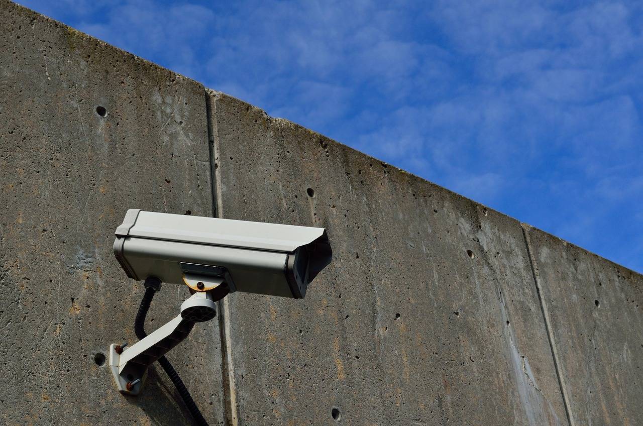Jaka kamera do domowego monitoringu sprawdzi się w mieszkaniu?