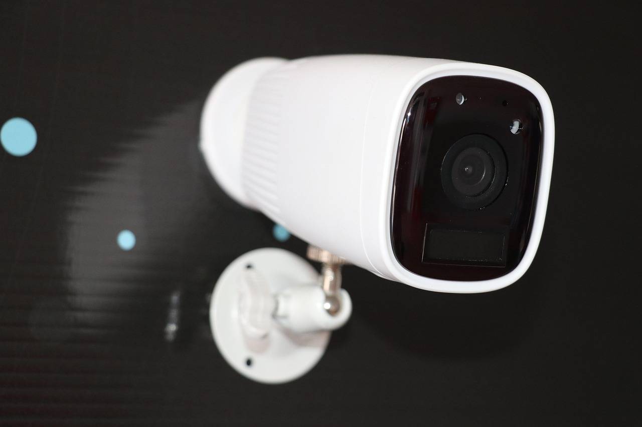 Co to jest kamera IP i jak działa w codziennym monitoringu?