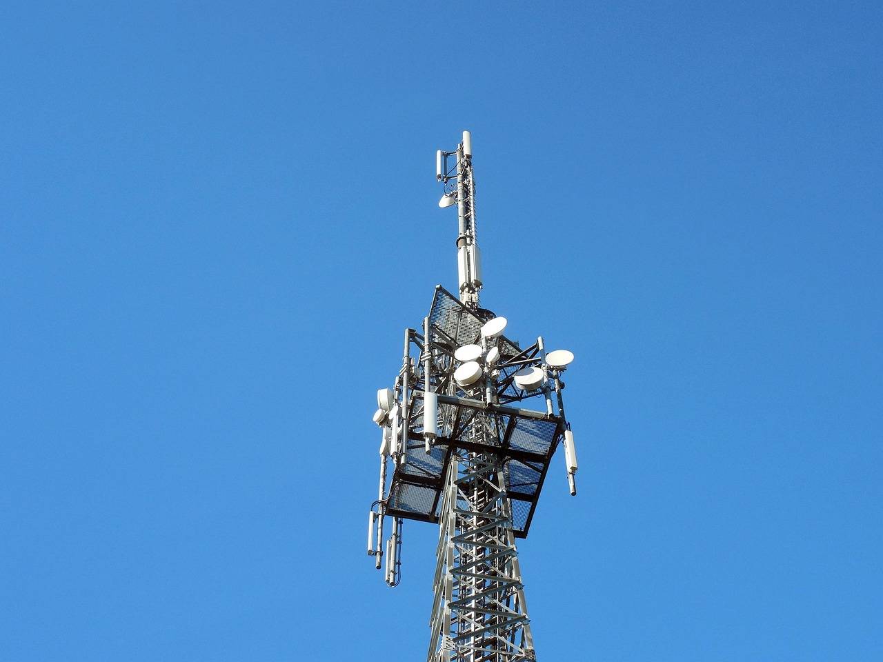 Jak podłączyć przekaźnik bistabilny do typowych układów elektrycznych?