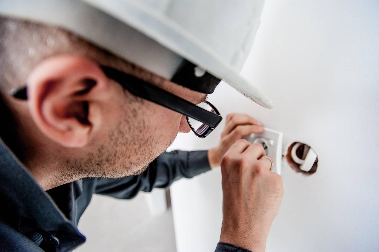 Jak podłączyć skrzynkę z bezpiecznikami w domowej instalacji?