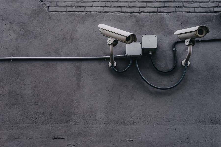Jaka kamera IP zewnętrzna sprawdzi się przy monitoringu domu?