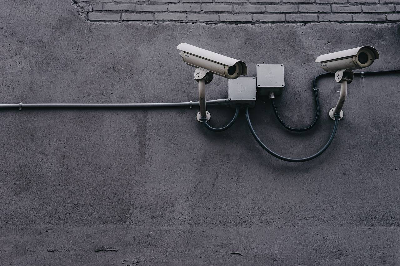 Jaka kamera IP zewnętrzna sprawdzi się przy monitoringu domu?