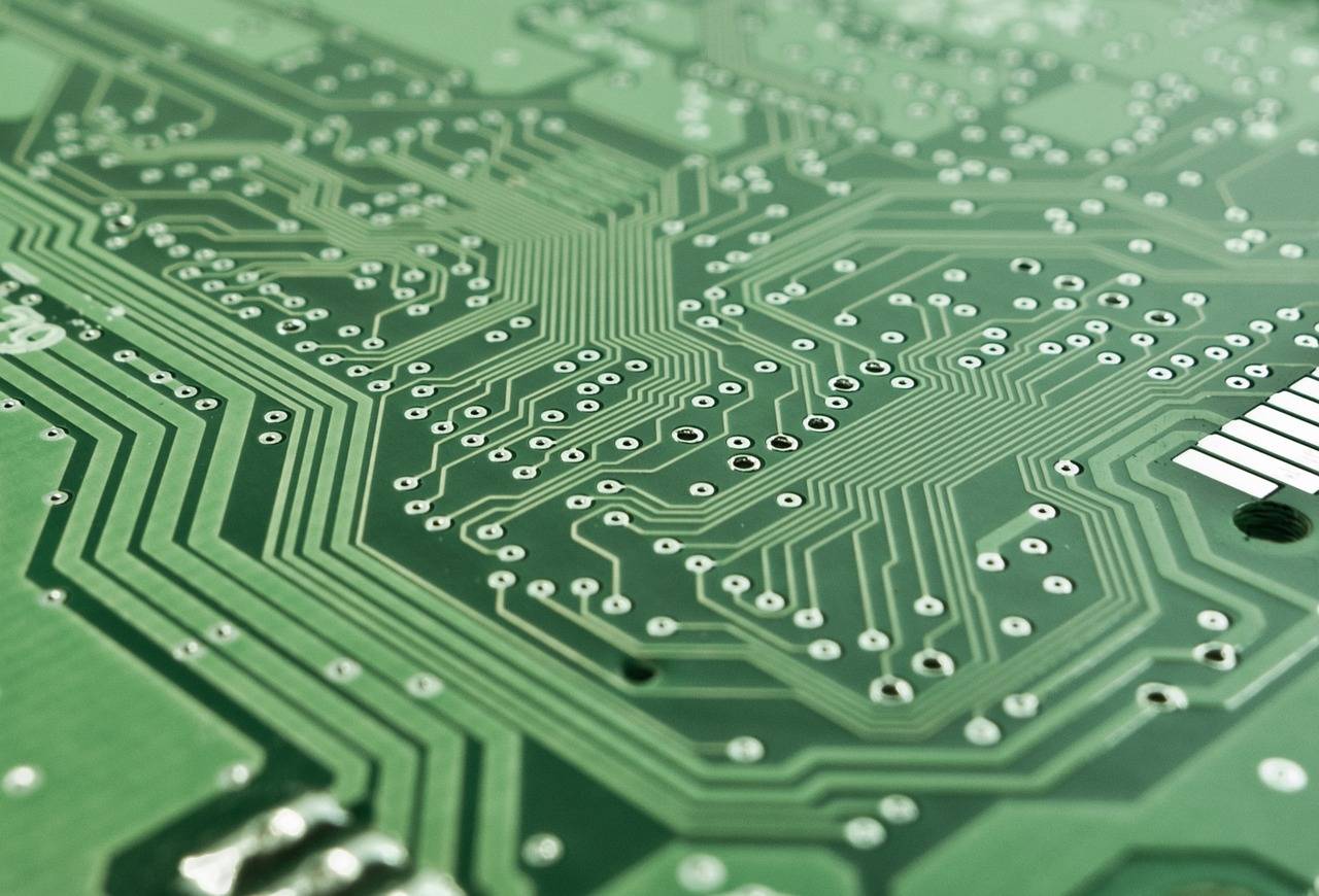 Jaki kolor przewodu fazowego obowiązuje w instalacjach elektrycznych?
